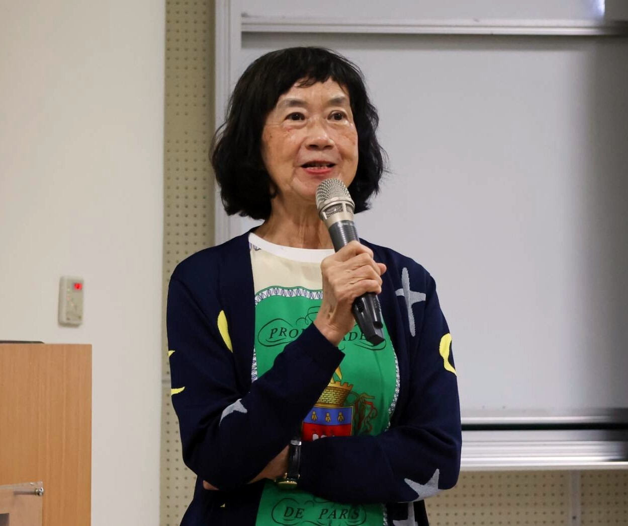 翁文嫻教授認真分享著自己的珍貴經歷