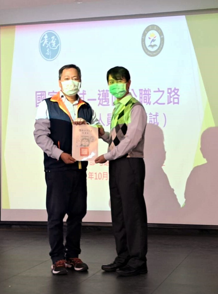 張國義副學務長代表致贈感謝狀合影