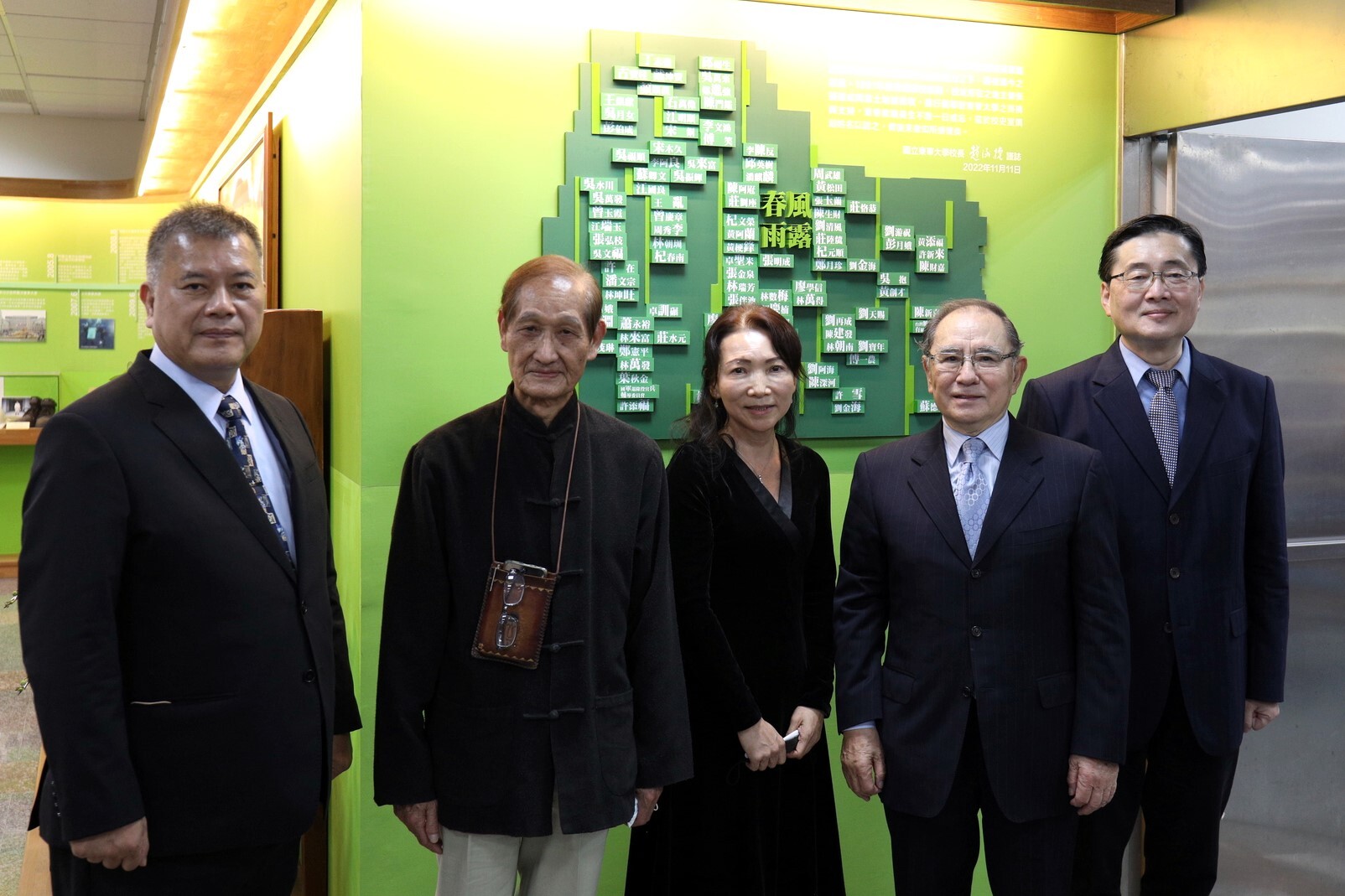 趙涵㨗校長及牟宗燦校長、吳國棟縣長、退輔會吳志揚副主委及地主代表彭月娥女士揭幕後合照