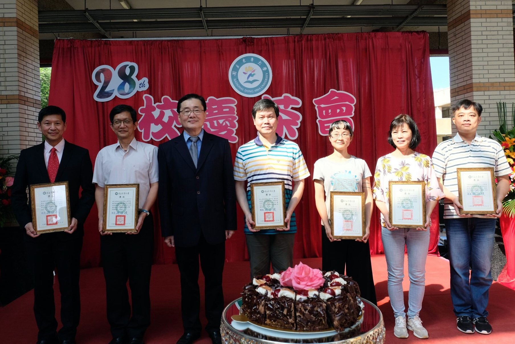 資深教職員工20年:許芳銘院長、魏茂國教授、謝欣然教授、陳怡靜老師、蔡麗燕秘書、李建穎助理