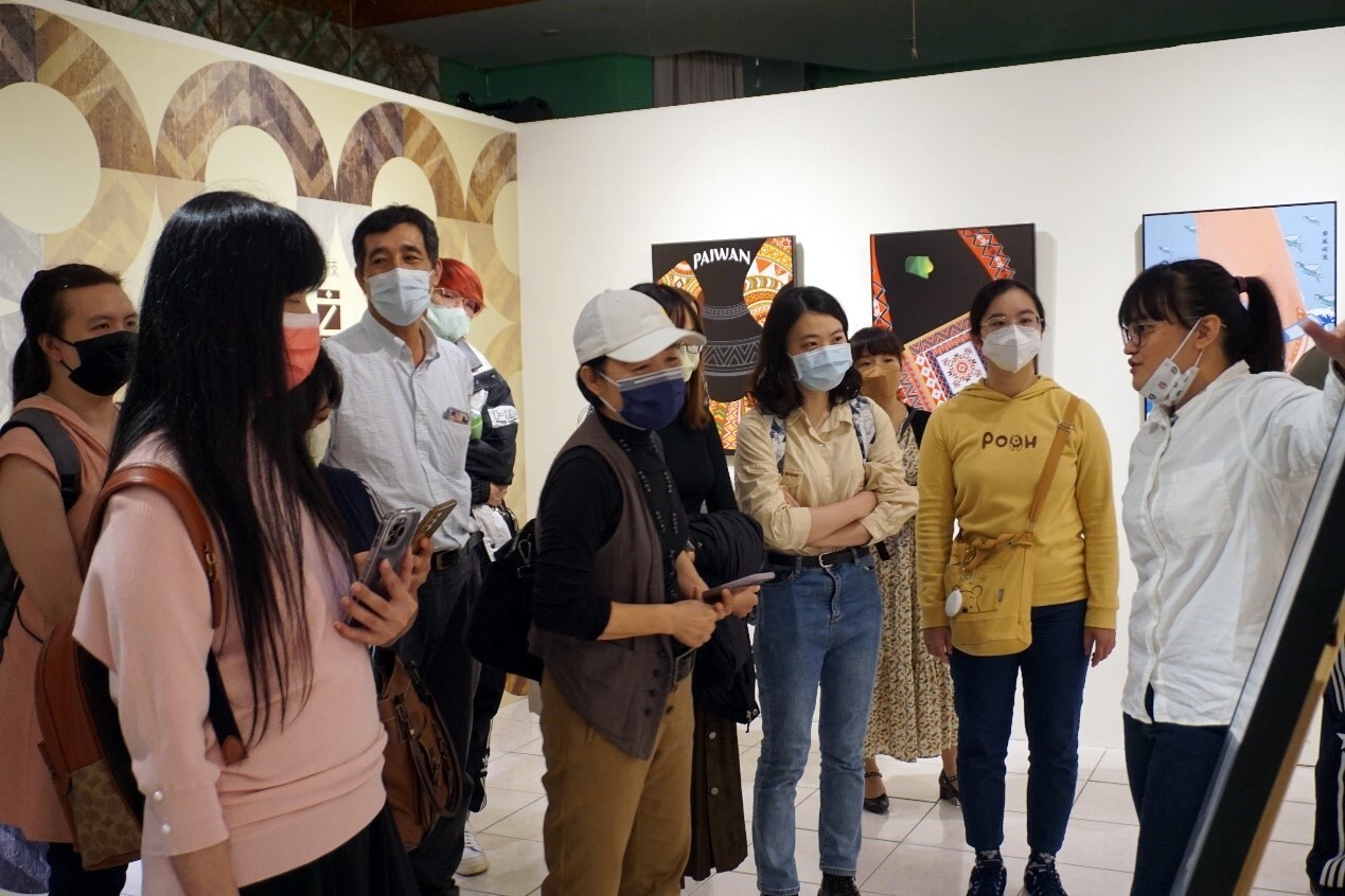 人社院中國語文學系同學參觀「臺灣原住民海報雙年展」