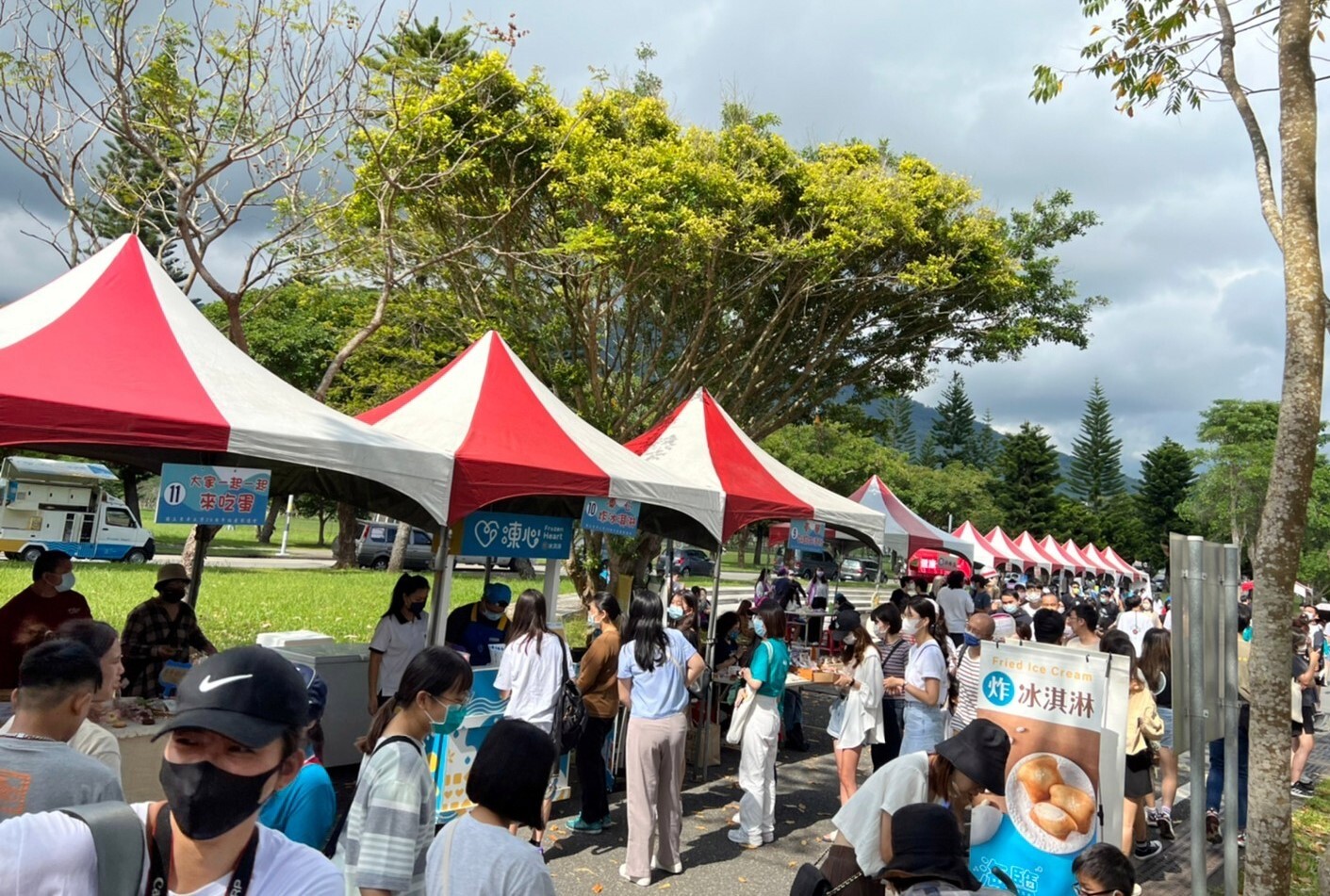 園遊會會場-熱鬧排隊人潮