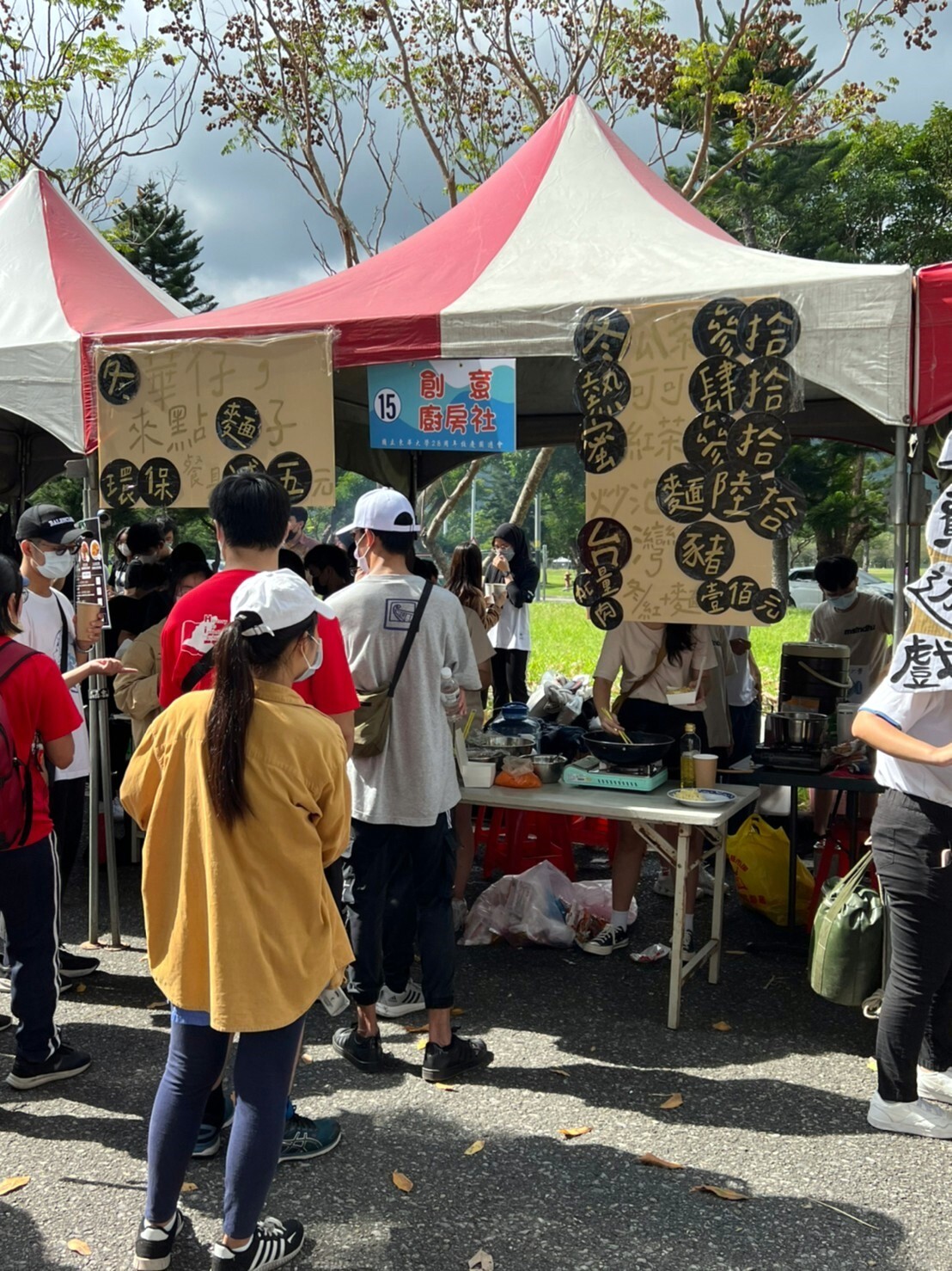 社團同學擺攤熱賣