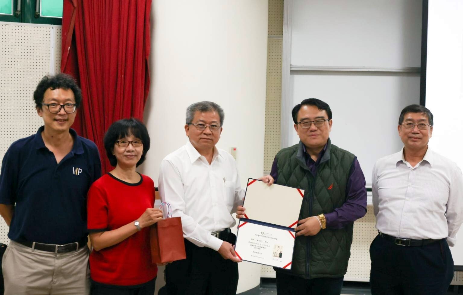 與會師長講師合影(由左至右為張伯浩教授、黃琡雅教授、彭立忠教授、陳復院長、宜蘭大學林育安教授)