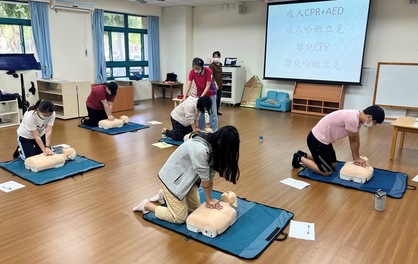 參訓學員進行成人CPR+AED練習
