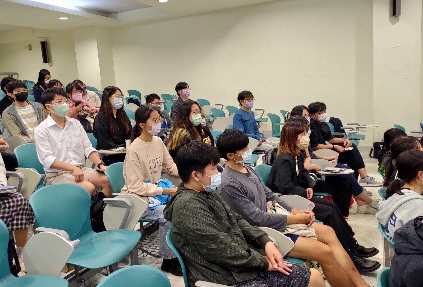 同學認真聽老師們的回饋