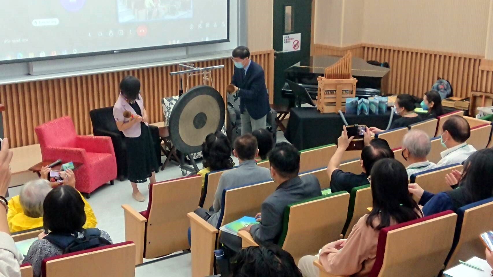 朱景鵬副校長與徐秀菊院長一同敲鑼祝賀研討會開幕