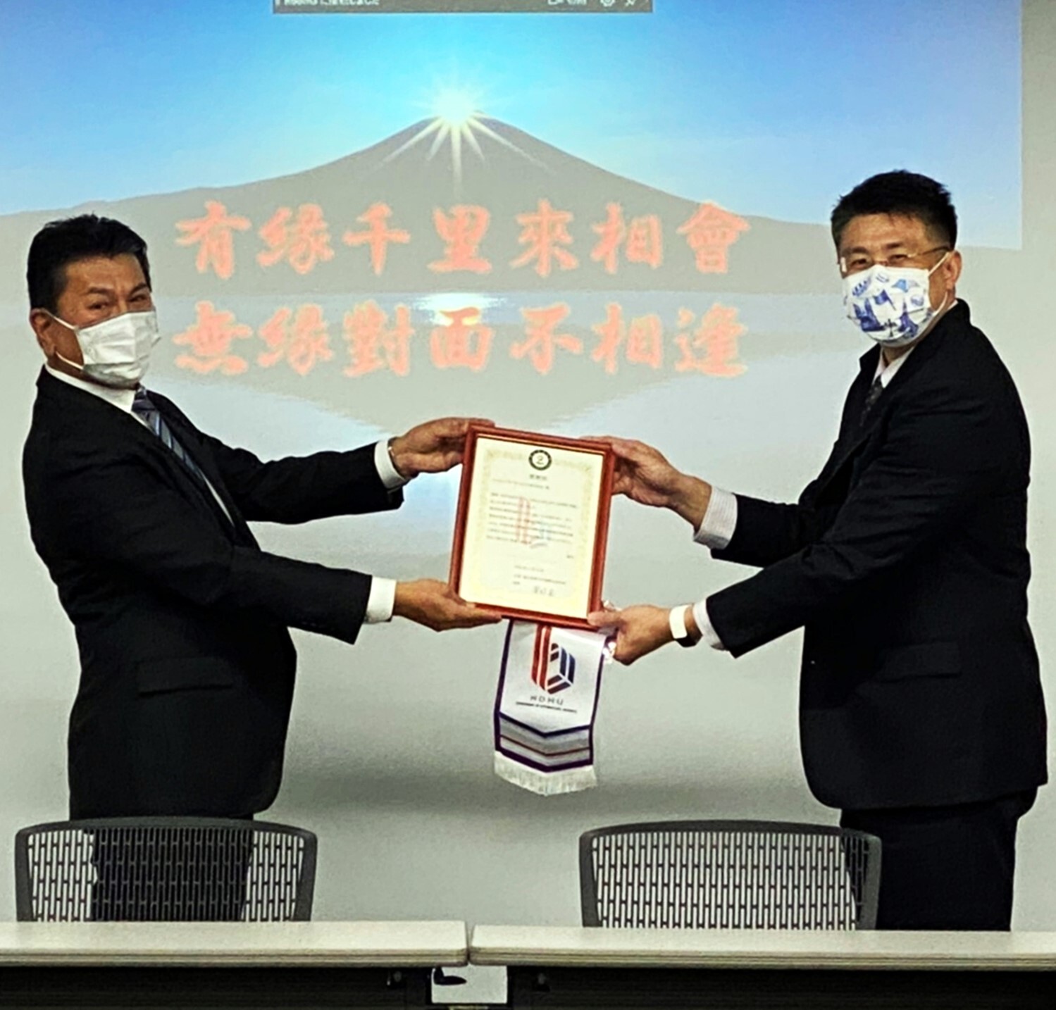 國企系欒錦榮主任致贈感謝狀予コンピューターサイエンス株式會社(Computer Science Corporation)社長安田秀敏