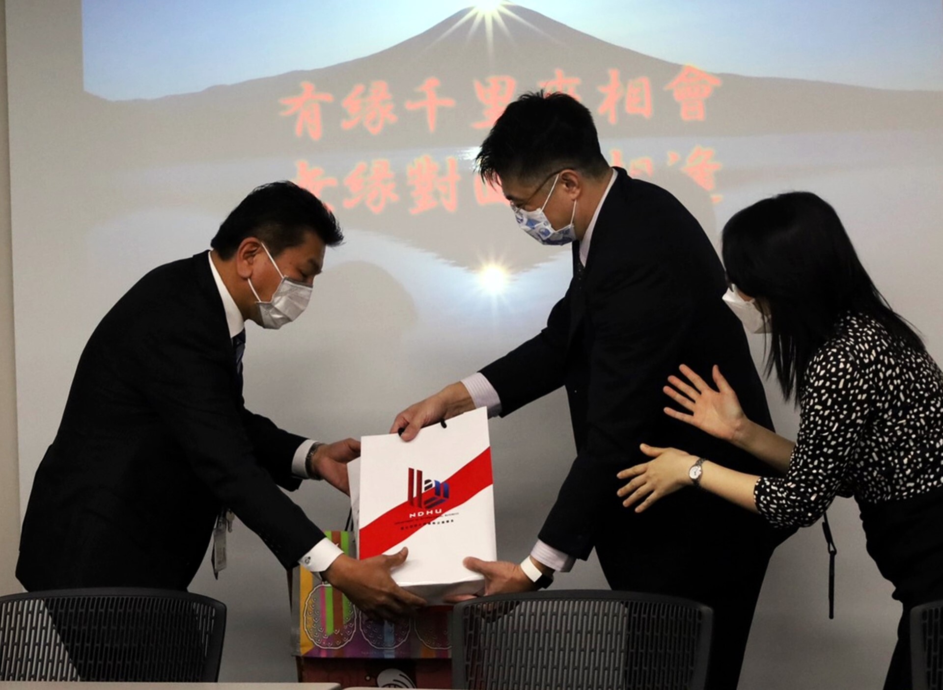 國企系欒錦榮主任致贈紀念品予コンピューターサイエンス株式會社(Computer Science Corporation)社長安田秀敏