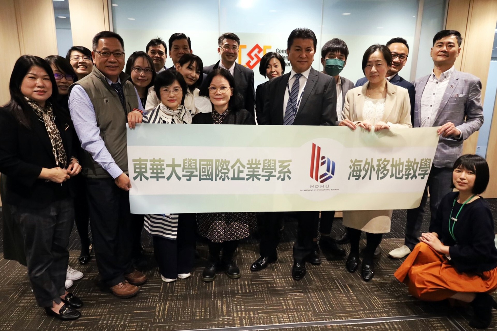 東華國企系移地教學暨企業參訪團與參訪企業コンピューターサイエンス株式会社(Computer Science Corporation)社長、副社長及經理人合影