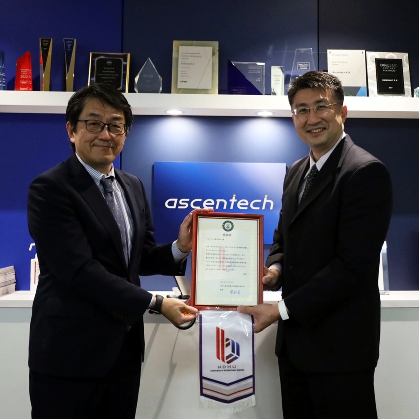 國企系欒錦榮主任致贈感謝狀予アセンテック株式会社(Ascentech)社長佐藤直浩