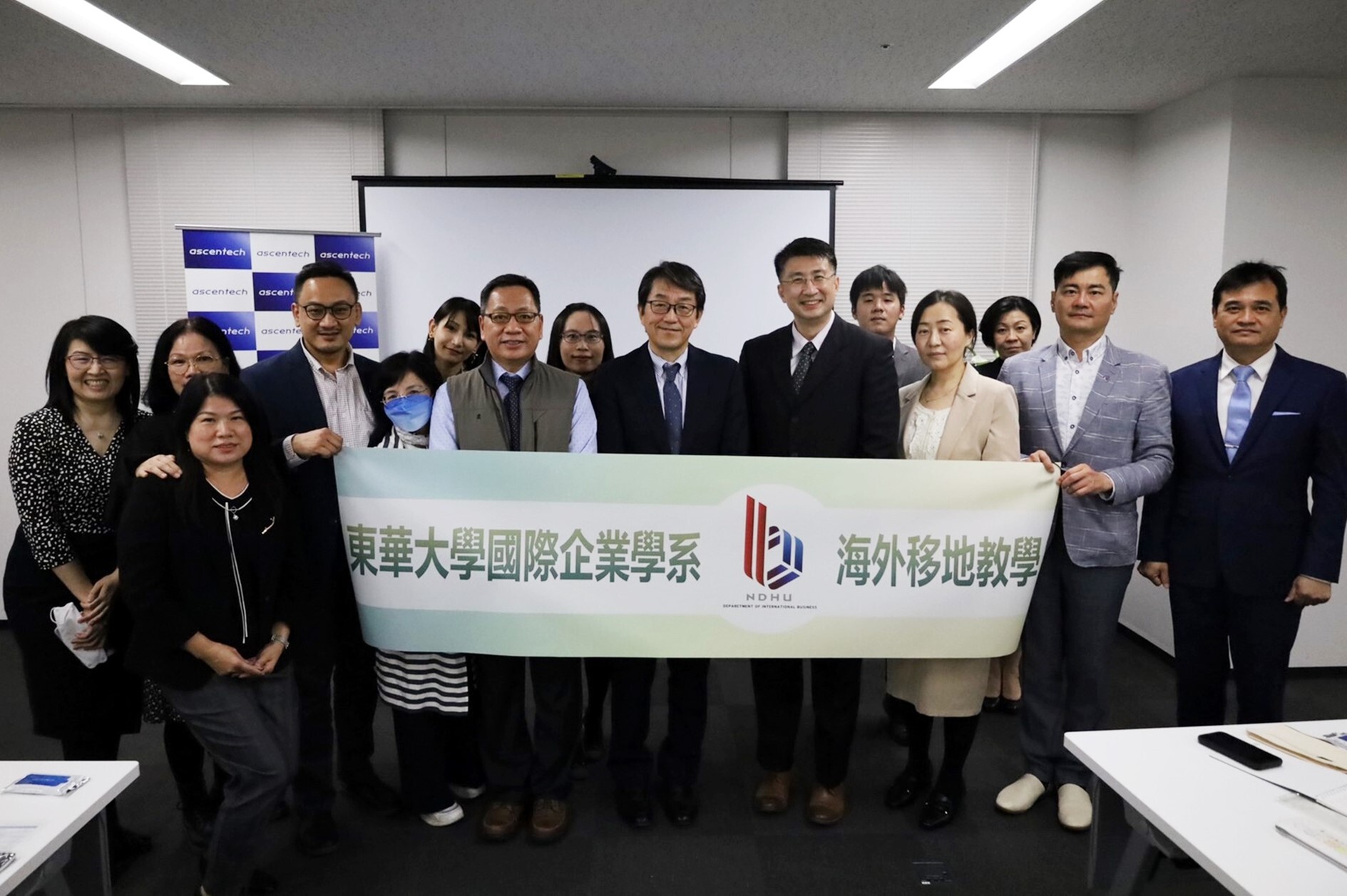 國企系移地教學暨企業參訪團與參訪企業アセンテック株式会社(Ascentech)社長及經理人合影