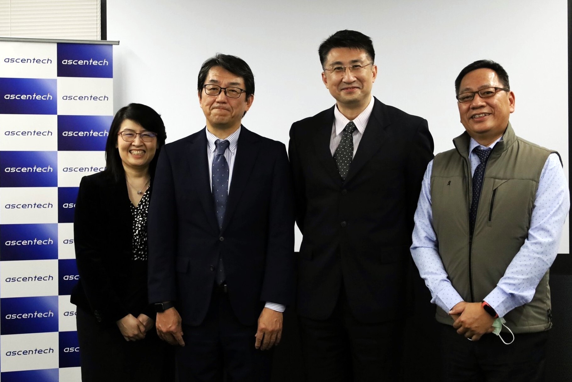 合影-左起プレゼンス・ジャパン(Presence Japan)的董事長彭雅秀、アセンテック株式会社(Ascentech)社長佐藤直浩、東華大學國企系系欒錦榮主任、學務處副學務長張國義教授