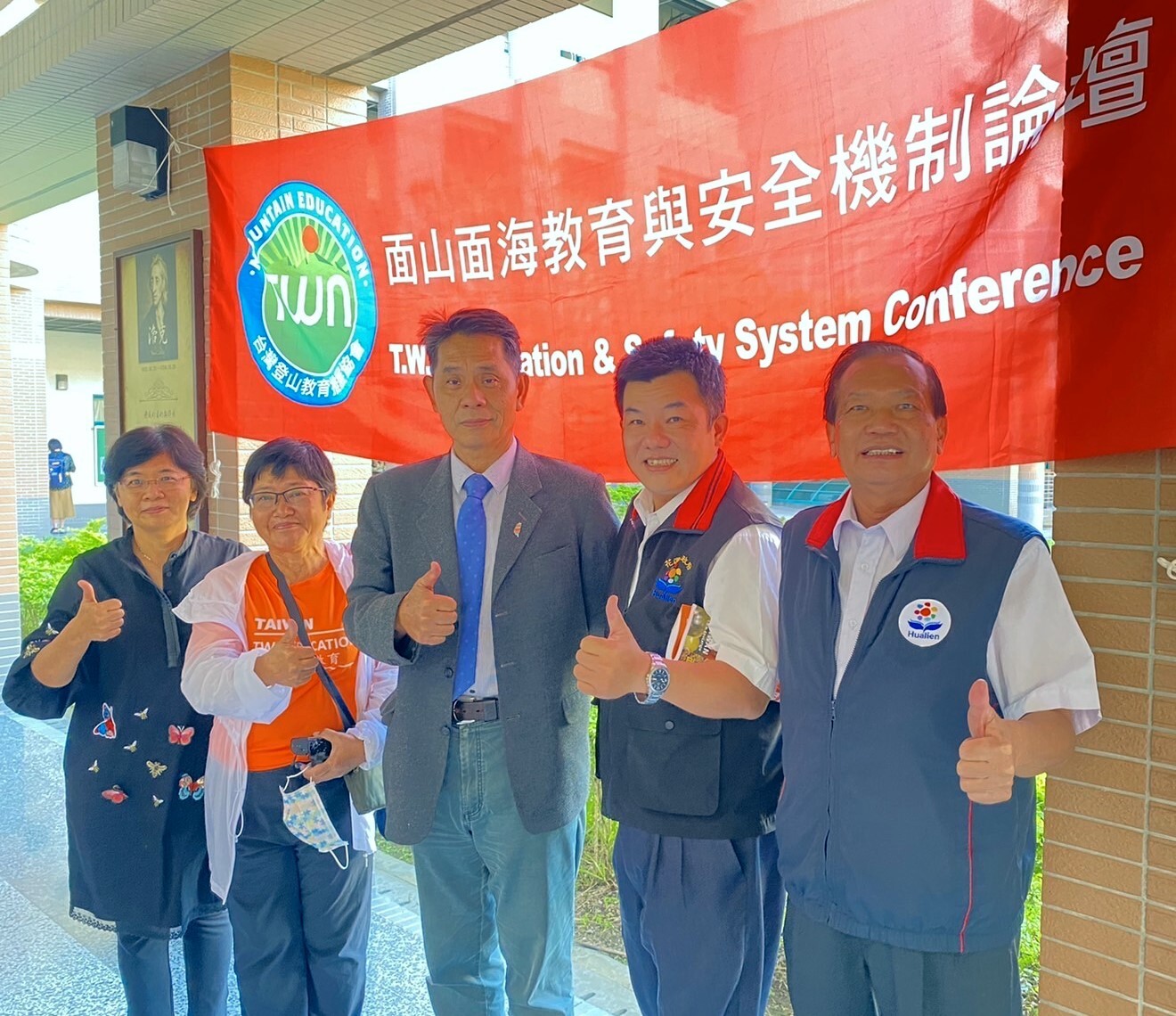 東華大學徐輝明副校長與臺灣登山教育推展協會杜麗芳(博崴媽媽)理事長合照