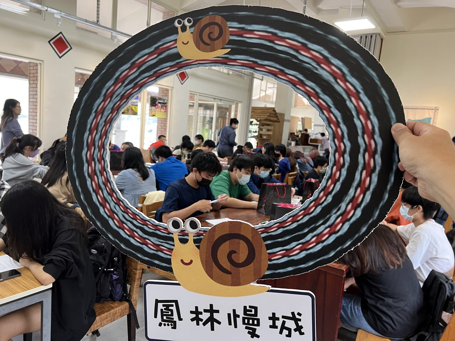 鳳林慢城客家譯站內與社區夥伴進行交流