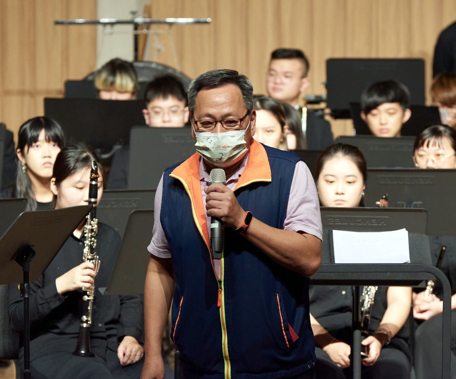 學務處副學務長張國義教授代表學校感謝音樂系管樂團及各校管樂團共襄盛舉