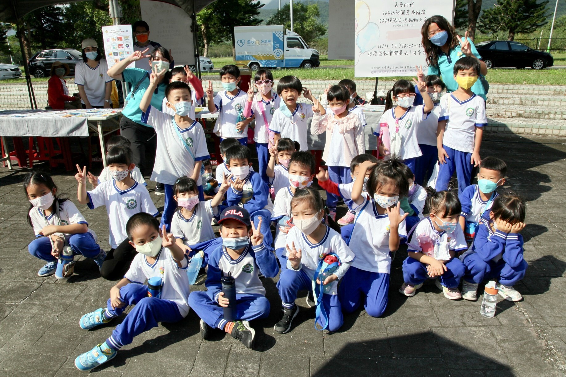 東華實幼兒童準備好義賣明信片了