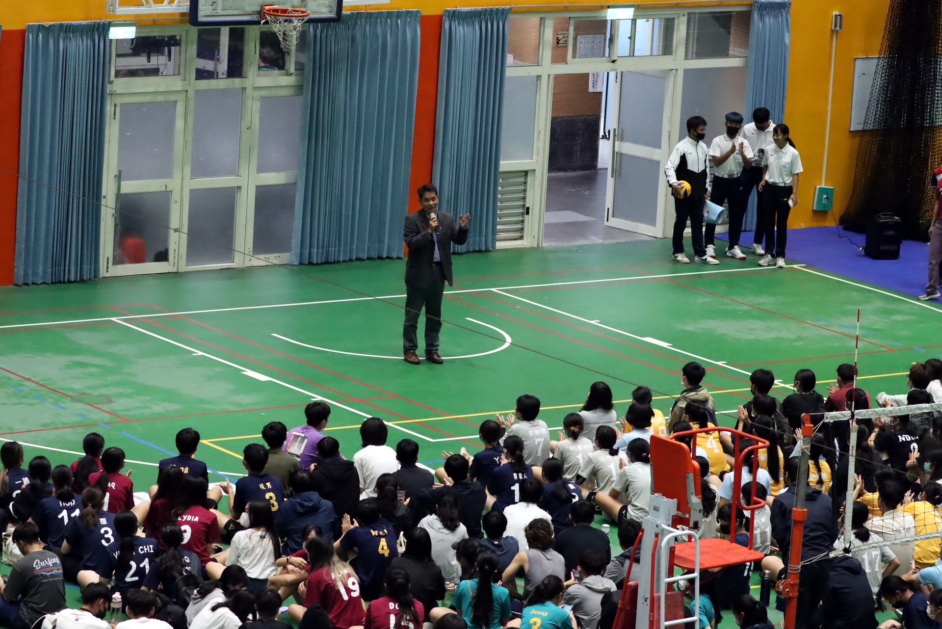 徐輝明副校長為校慶系列活動排球賽開幕致詞