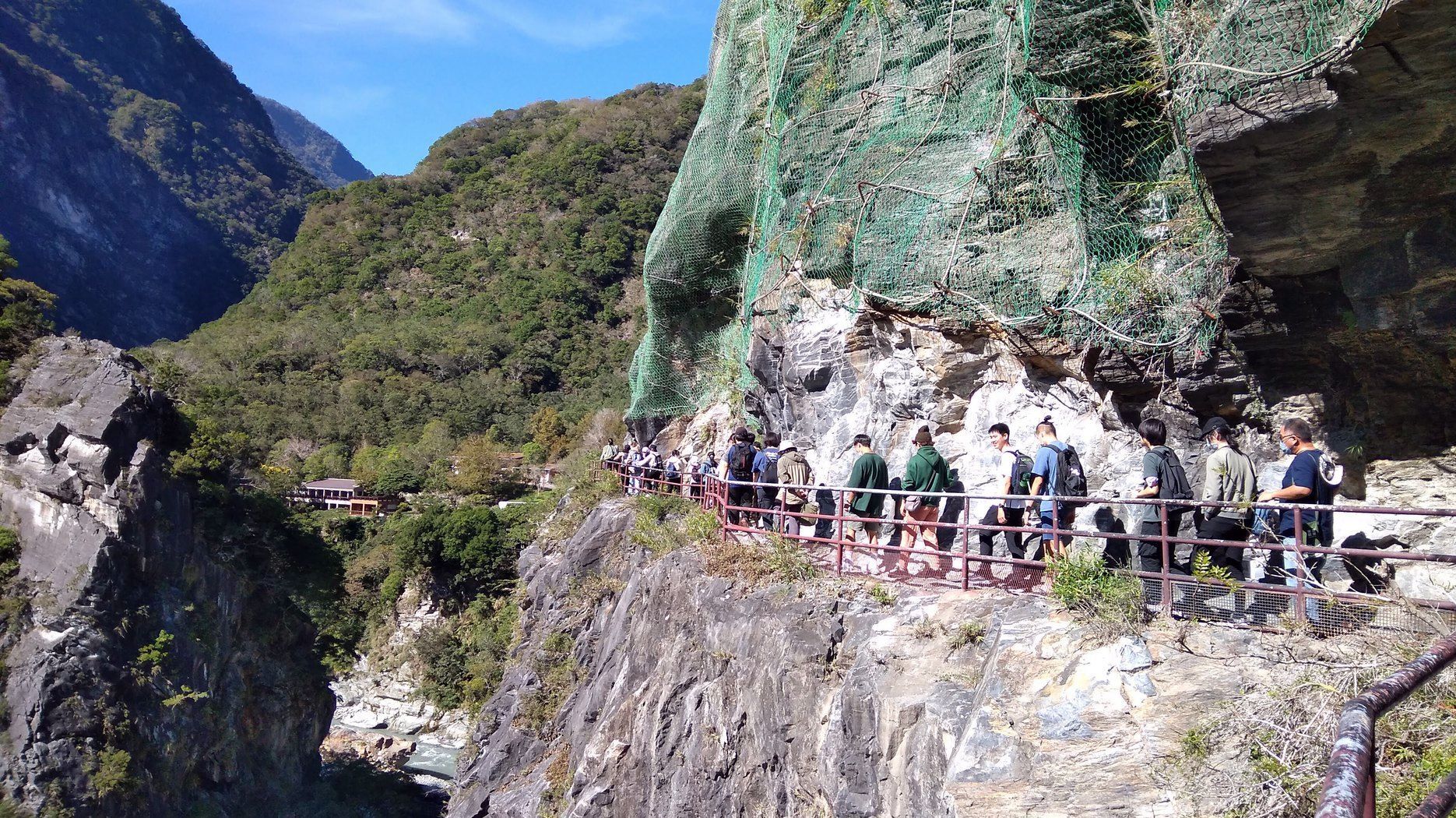 實察過程紀錄-走在陡峭的綠水合流步道,眺望綠水管理站