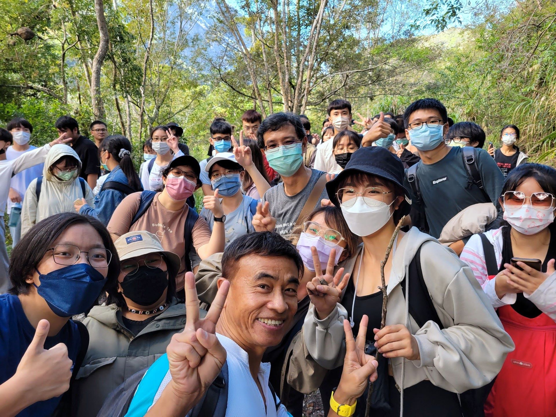 徜徉於山水之間的師生同樂合影