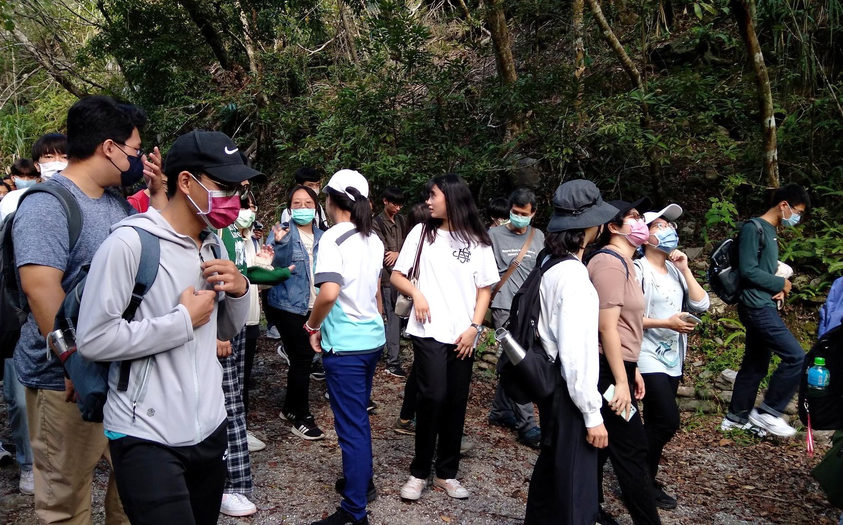 太魯閣實察過程,陳鴻圖教授進行綠水合流步道解說導覽