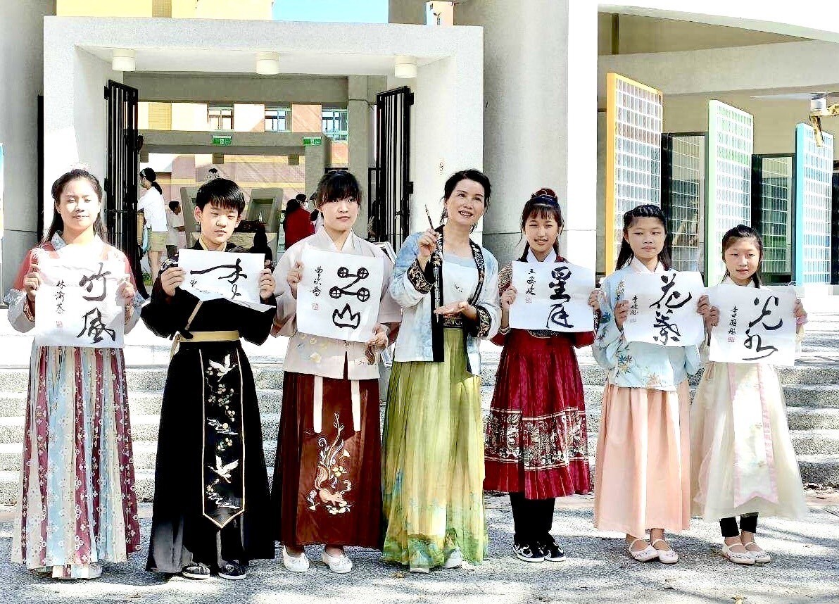 姜秀琴老師帶領六位小小書法家現場揮毫