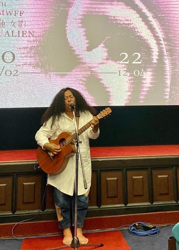 「花蓮女性影展巡迴場」開幕表演特別邀請到排灣族金曲歌后桑梅絹獻唱及經驗分享