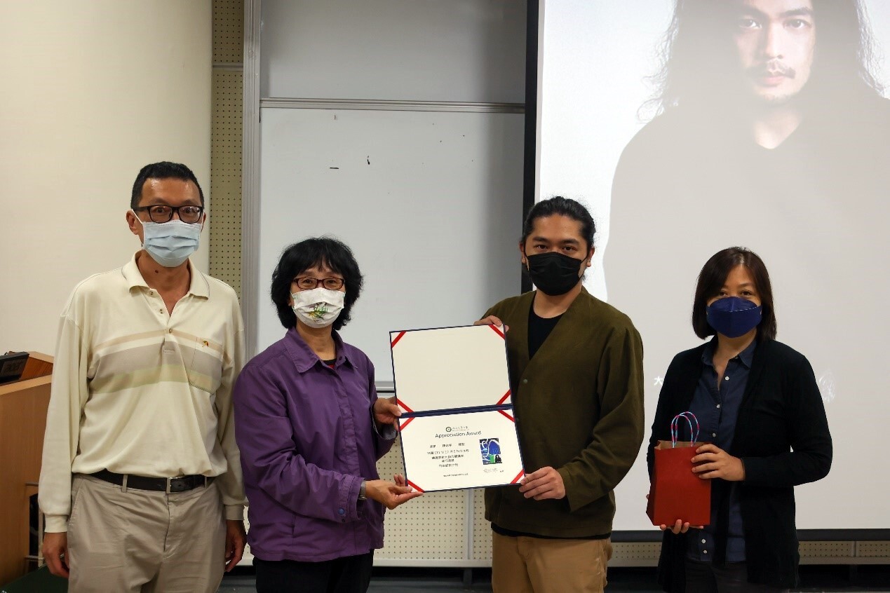 與會師長與講者合影(由左至右為張伯浩教授、黃琡雅教授、陳信宇總監與王昱心教授)
