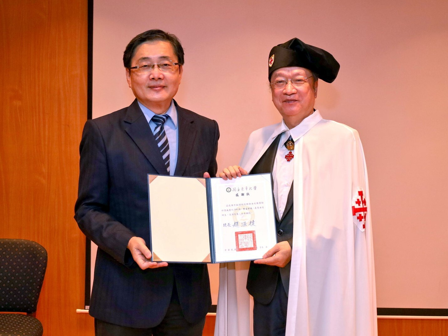 東華大學趙涵㨗校長代表致贈方銘健教授感謝狀