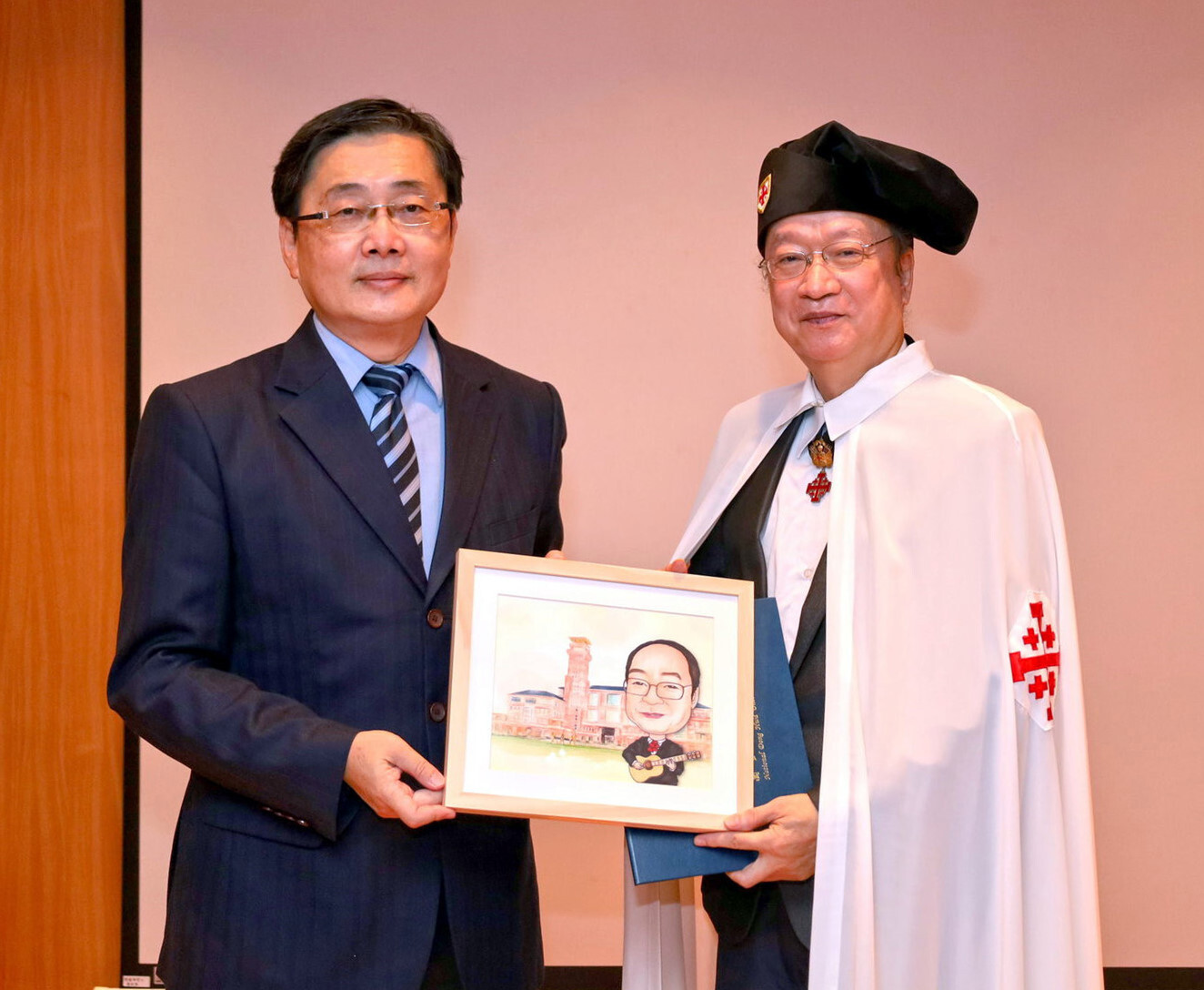 東華大學趙涵㨗校長致贈方銘健教授紀念品