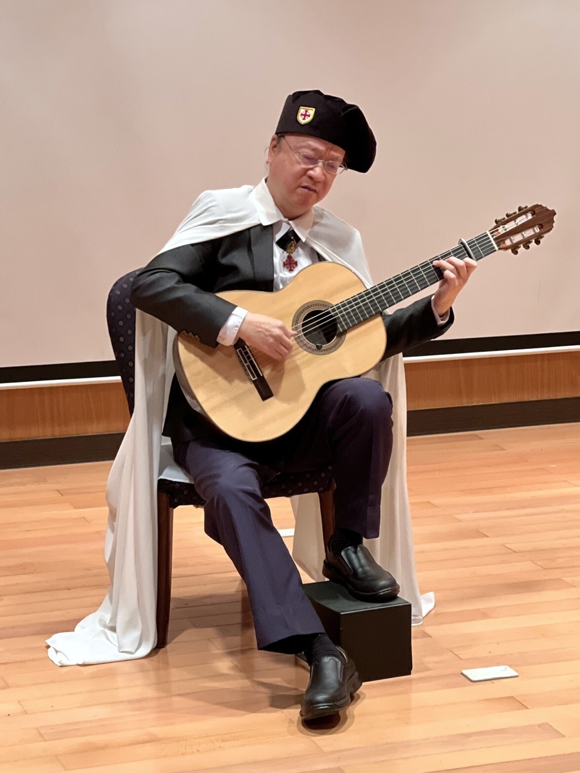 方銘健教授在贈書典禮為來賓進行古典吉他音樂演奏,特別穿著聖騎士袍、戴騎士帽、別騎士徽章,表達對東華大學重視