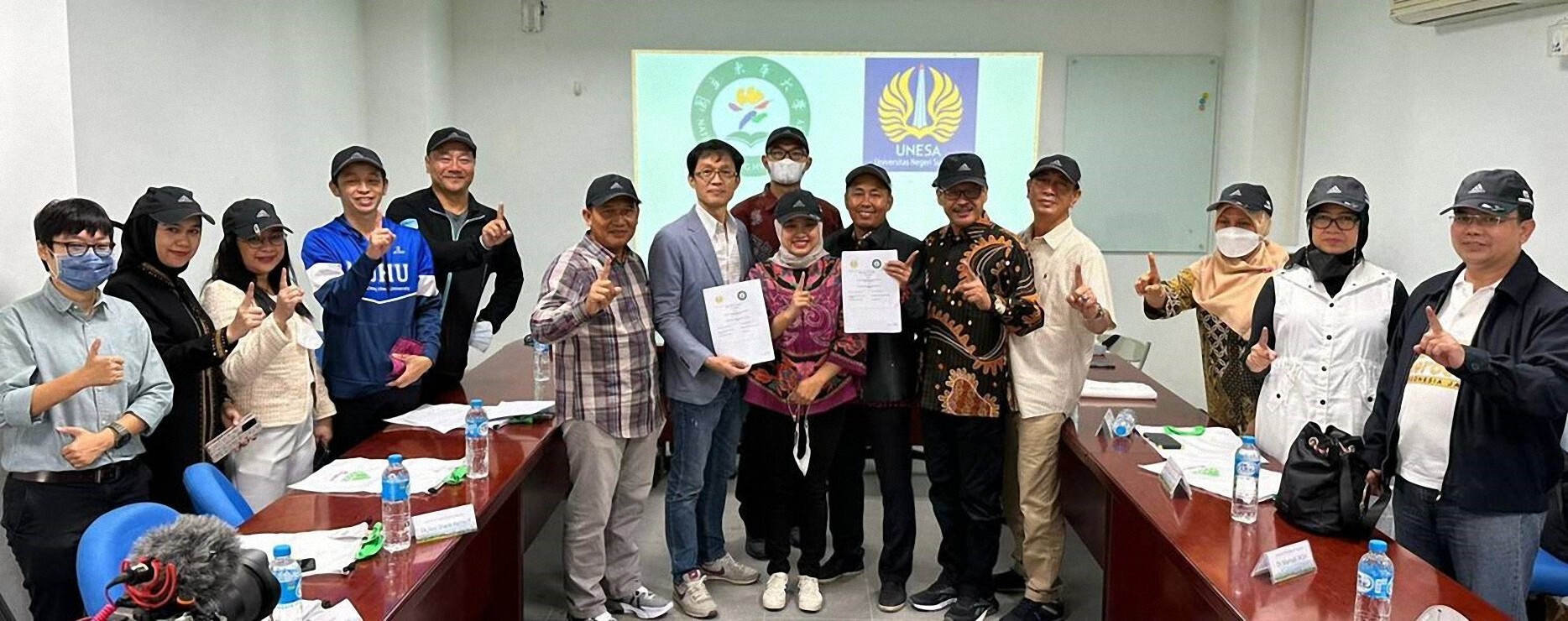 東華大學體育中心主任楊昌斌(左七)與印尼泗水州立大學(UNESA)運動科學學院來訪貴賓合照