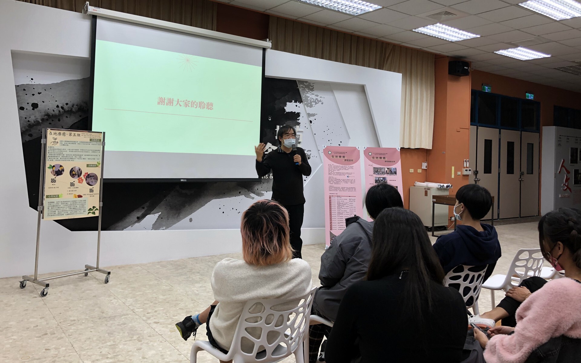 諮商與臨床心理學系劉効樺教授給予同學回饋