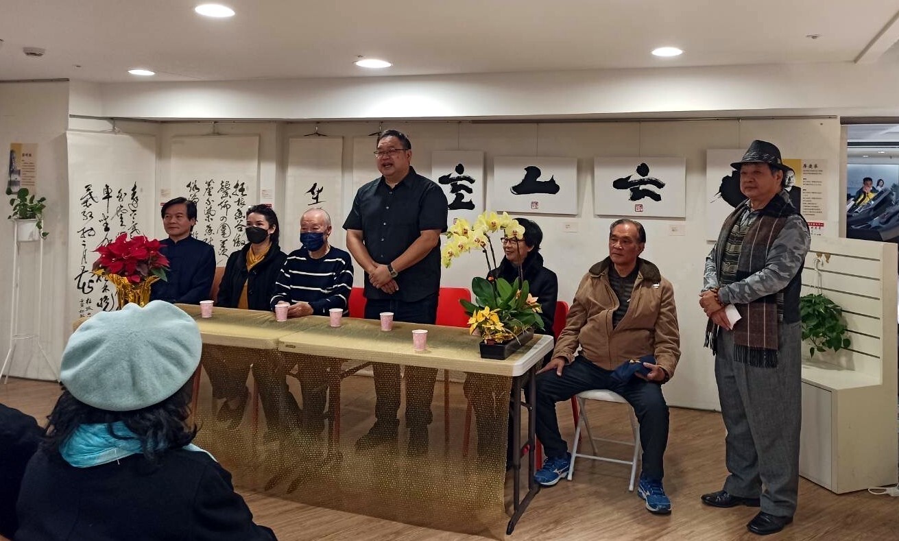 開幕典禮現場,廖慶華教授(中間站立者)介紹六位藝術家