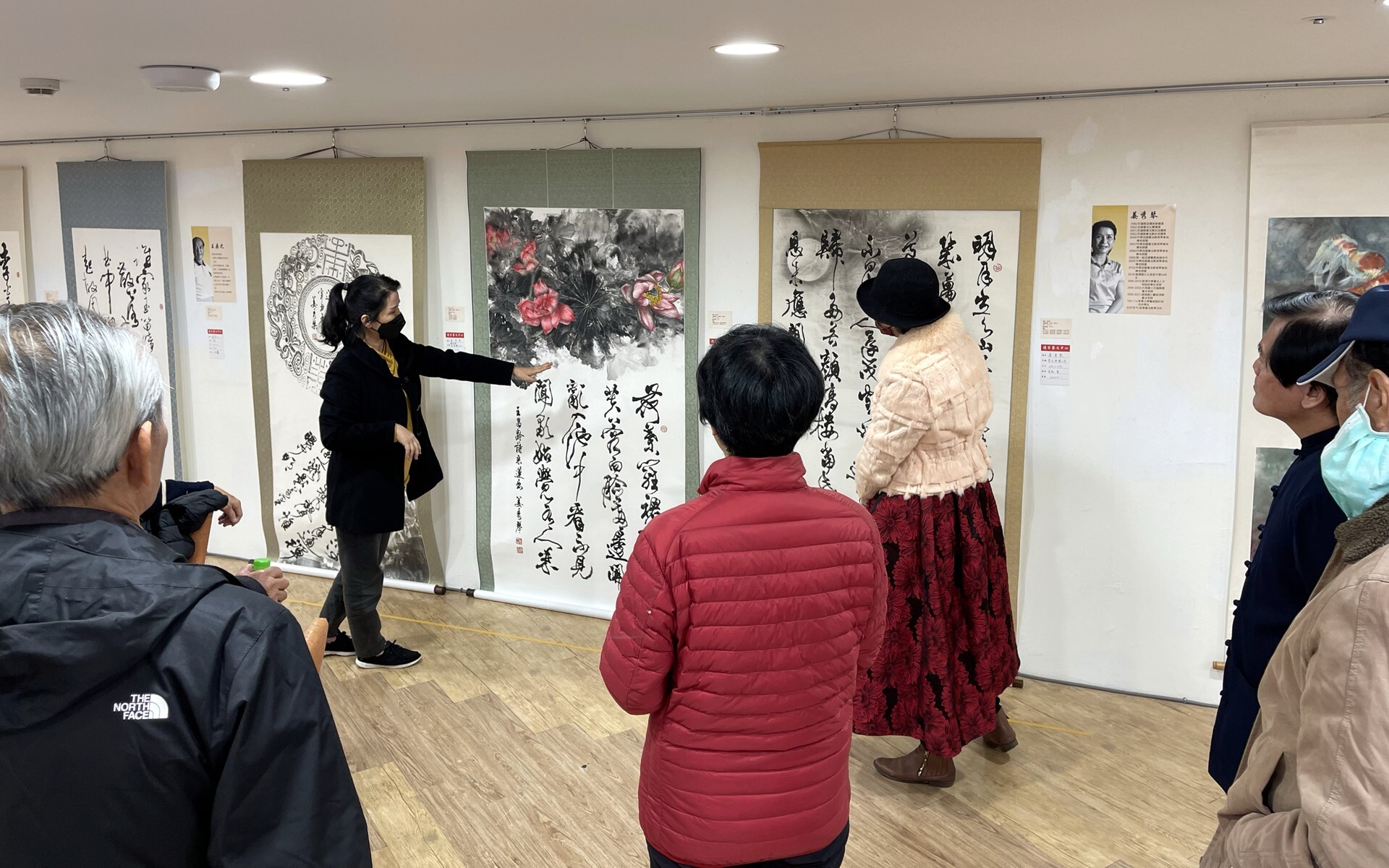 姜秀琴老師導覽她的作品