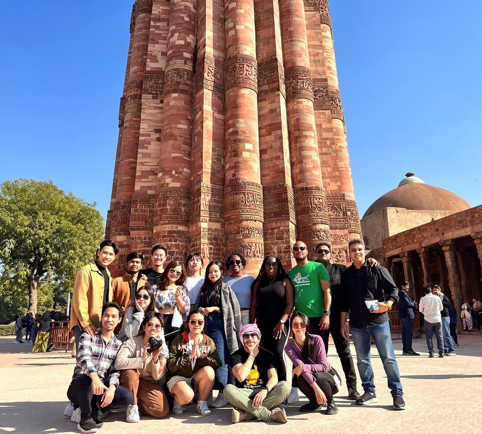 From the right - Group photo; Shadab Mohammad Khalil（right）, Associate Professor of Dept. of IB, National Dong Hwa University, Nirvana Travel and Tourism company representative Sarafaraz Siddiqui、and overseas visiting students.