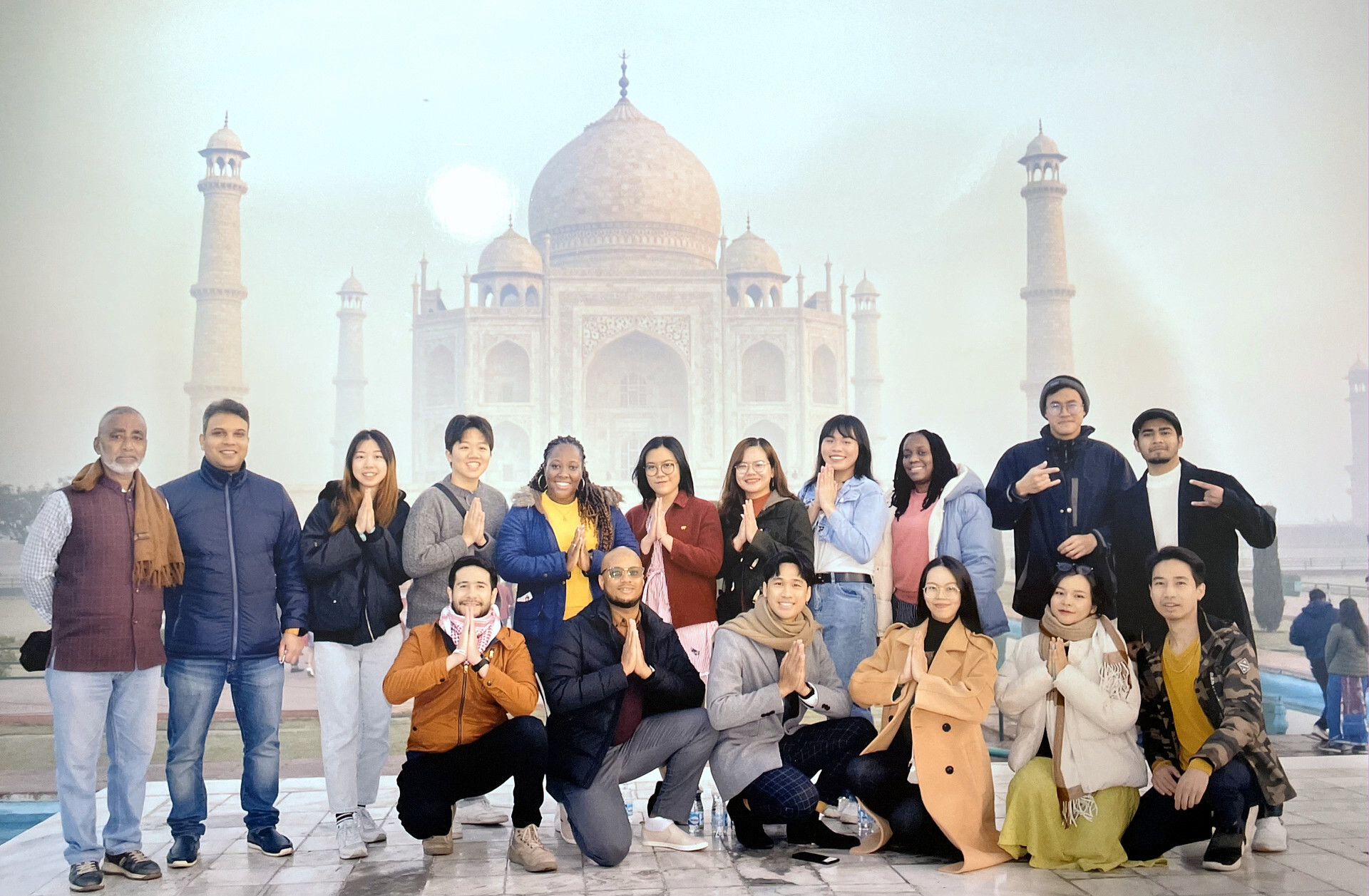 From the left - Group photo; of local Indian firm representative Sarfaraz, Shadab Mohammad Khalil（right）, Associate Professor of Dept. of IB, National Dong Hwa University, and the overseas visiting students in front of Taj Mahal.