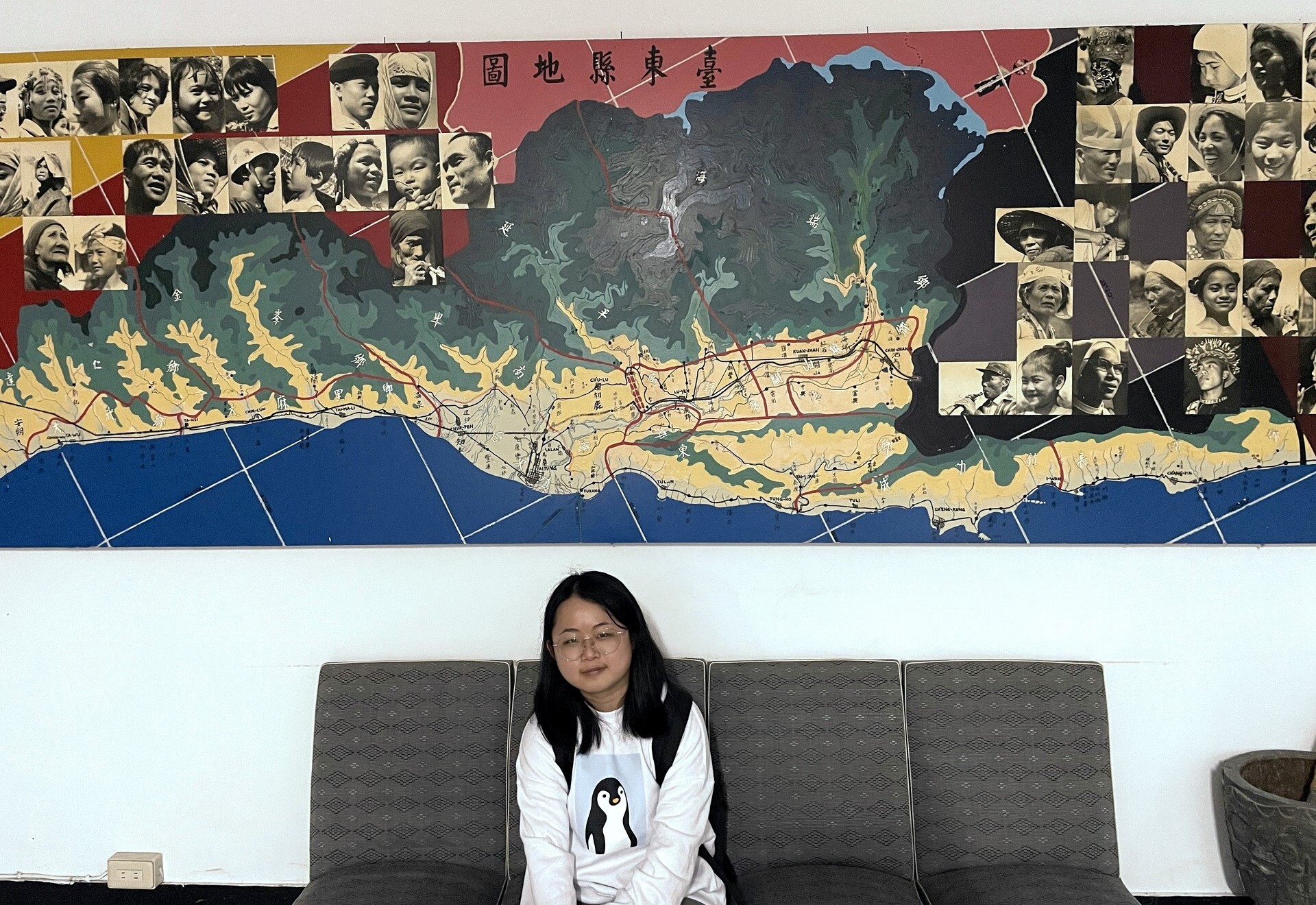 迫不及待與「躺著的臺東縣地圖」合照的張瑋庭(辜雙羽與許旻鈴拍攝)