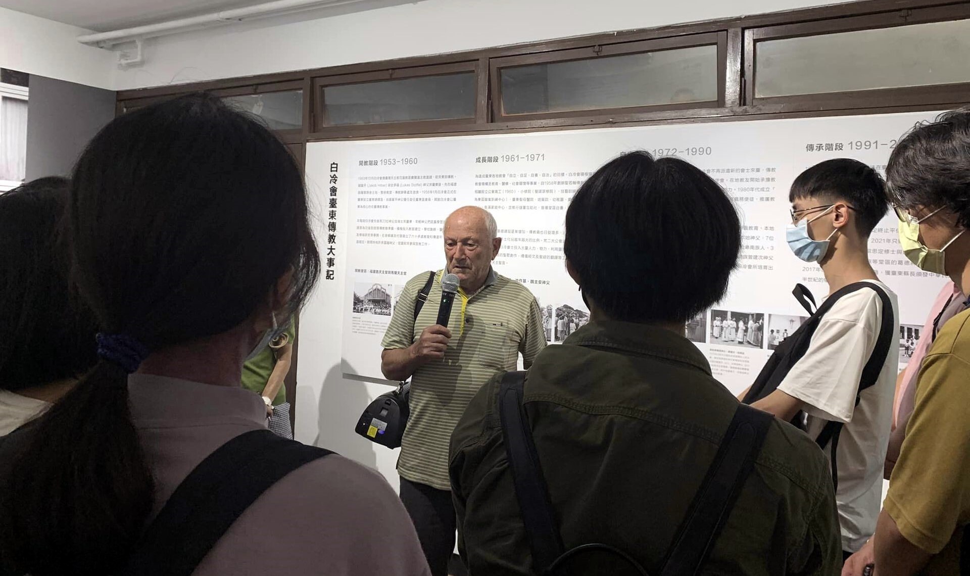 歐思定導覽白冷會常設展(潘宗億拍攝)