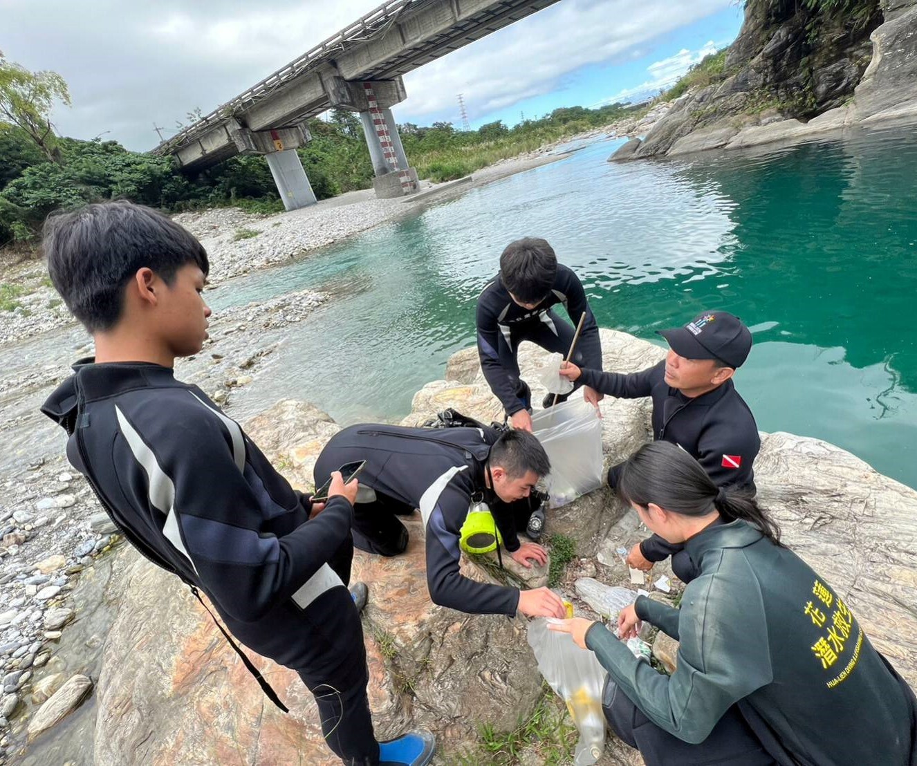 三棧溪水面垃圾撿拾