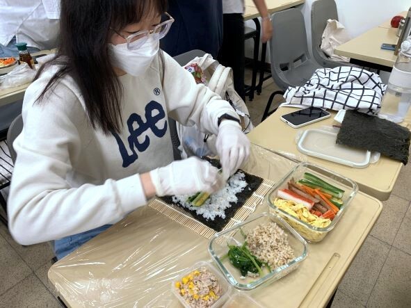 「英語自煮健康管理 」選修課程-手作壽司捲