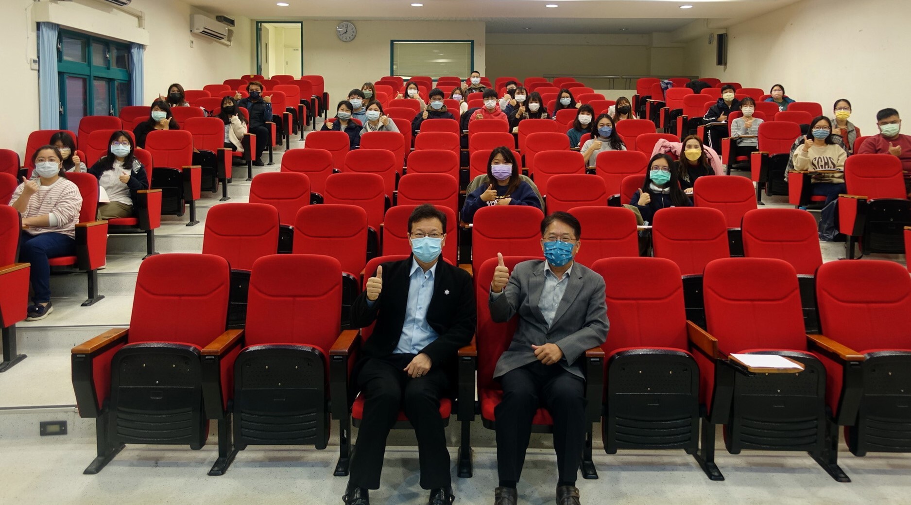 師培中心范熾文主任、宜昌國小丁嘉琦校長與數學科參與同學合影