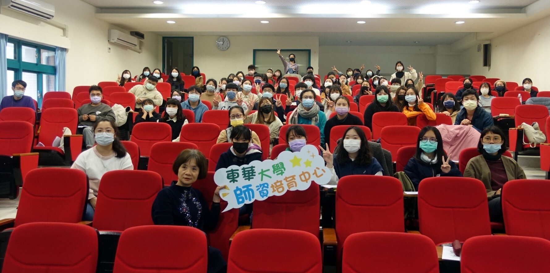 明義國小吳惠貞校長對師資生傳授低成就學生心理特質與輔導實務、科技化評量系統測驗結果之教學應用,引領同學初入學習扶助的原則