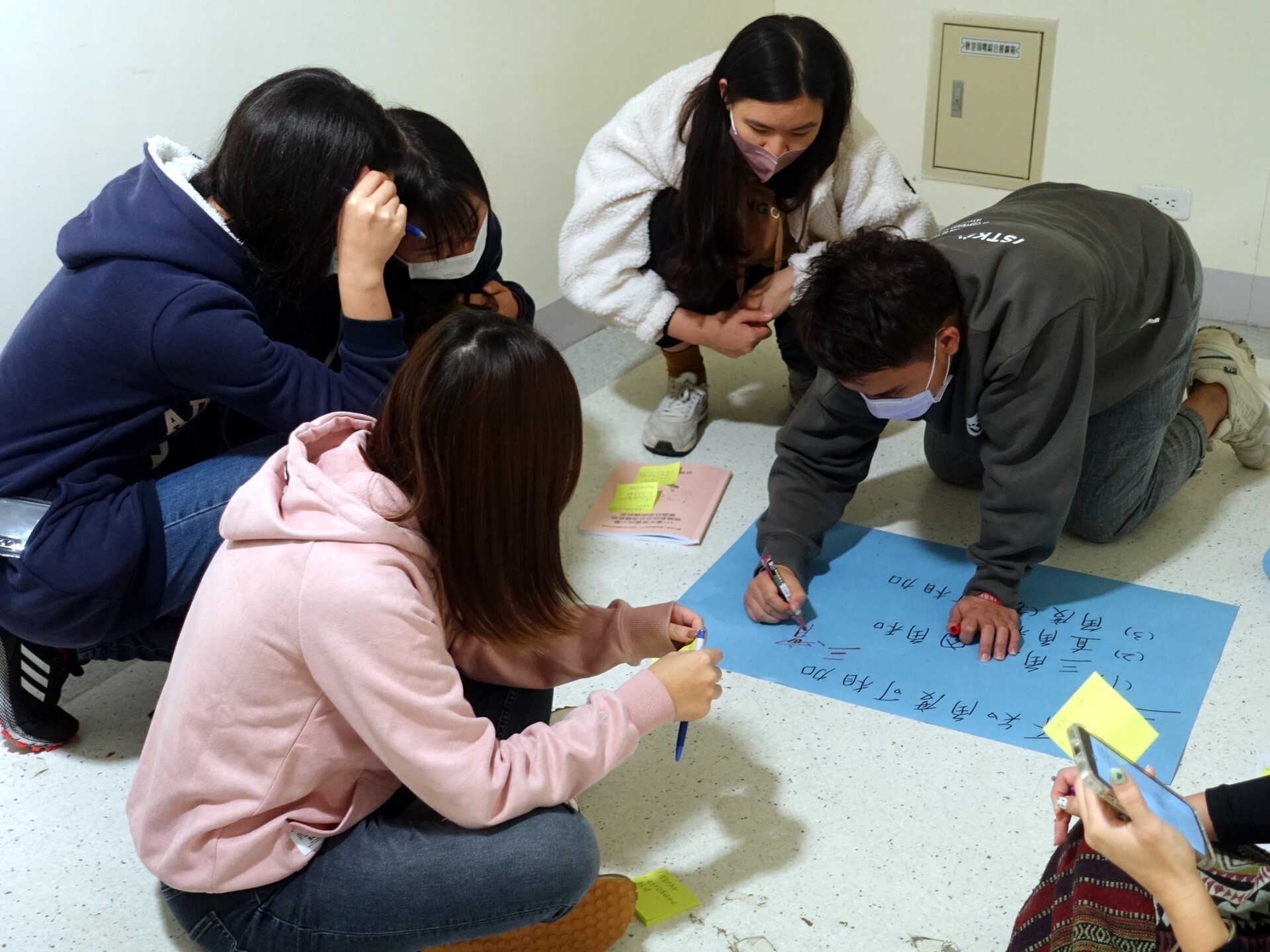 同學於課程期間分組討論、共同完成分享海報