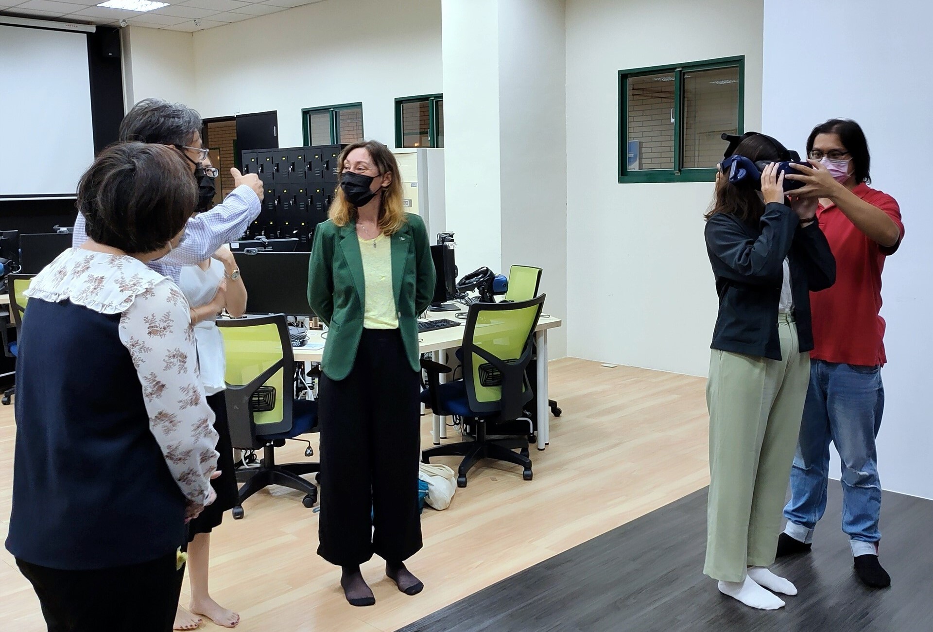 法國在臺協會法語暨出版事務專員若蓓女士參觀資工系先進的VR（虛擬實境）人才培育中心