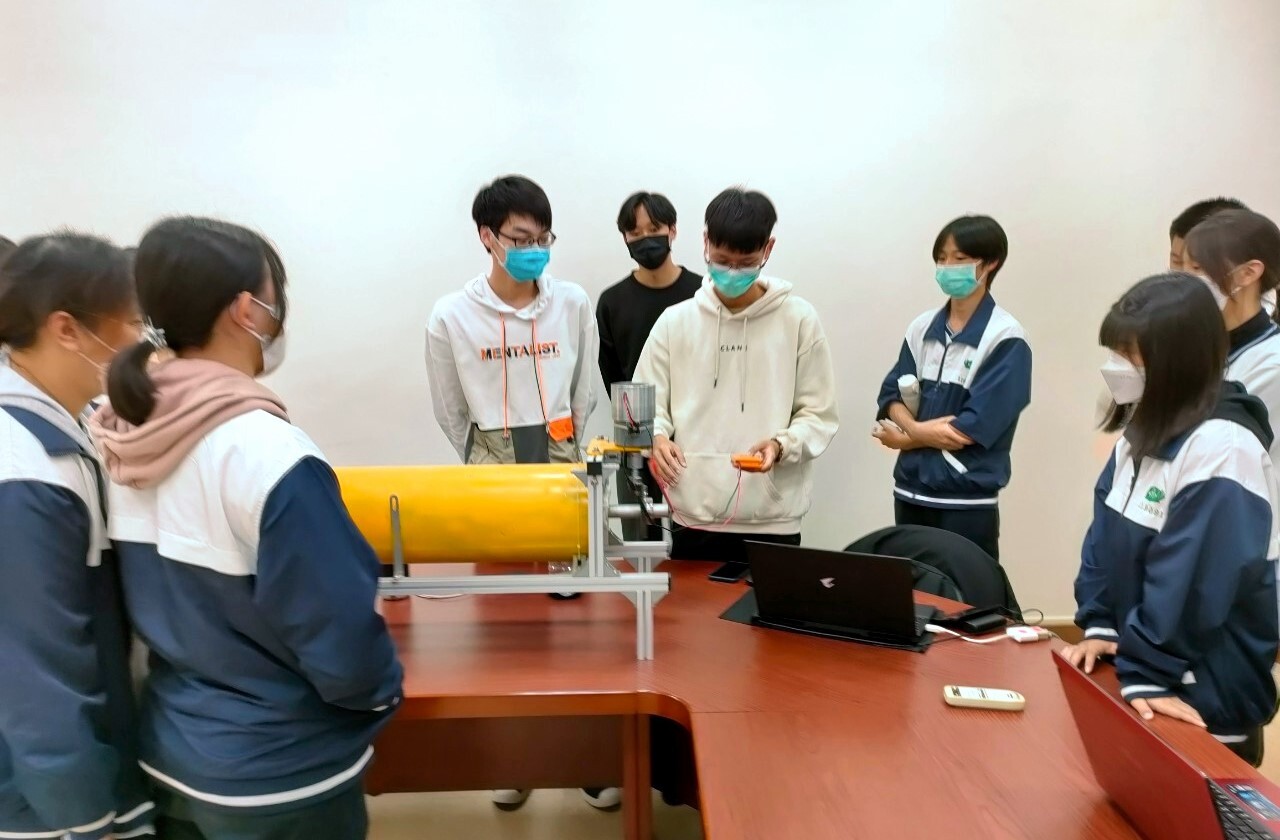東華大學光電系同學展示微水力發電系統暨水位水流監測模組、微電網電力調度系統