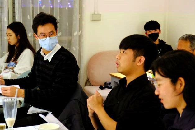 中譯英題目原作者,亦為東華華文系校友的新生代詩人曹馭博(右二)
