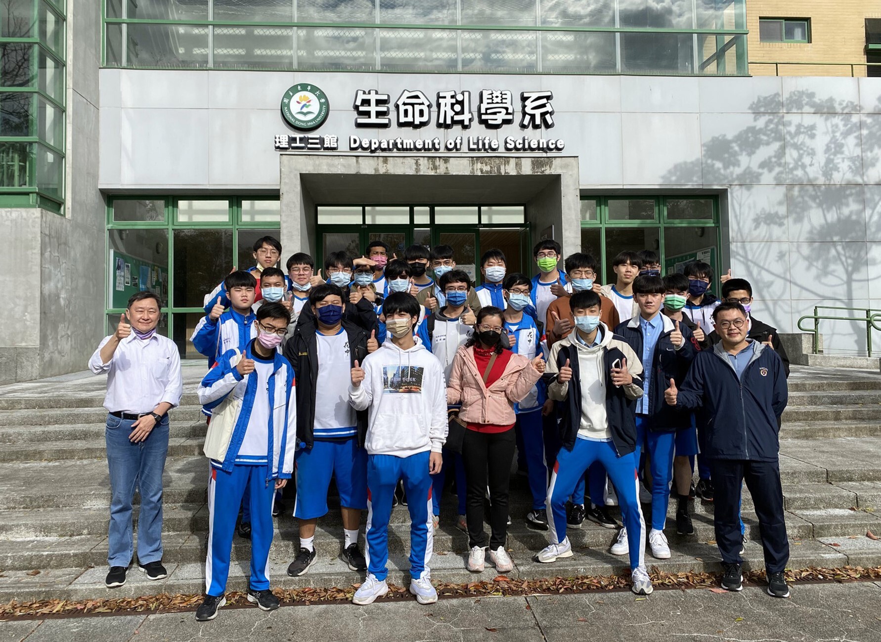 團體合照-袁大鈞教授(左1)、花中李依蓉老師(中)、彭致文主任(右1)