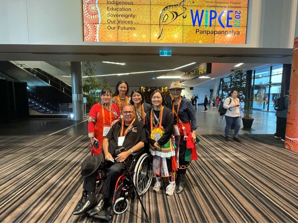 Group photo of the Taiwan delegation with WIPCE’s chair Dr. Peter Bucksin in WIPCE opening ceremony. From right to left: Ciwas Pawan, Lanyun Vavulengan, Dr. Peter Bucksin, Bavaragh Dagalomai, Hadec Takeyu, and Hana Keliw
