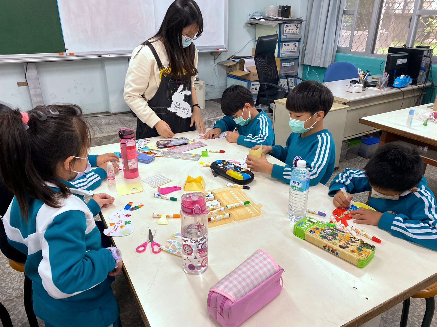 東華大學辦理南華國小寒假英語科技營-低年級美勞課動手做